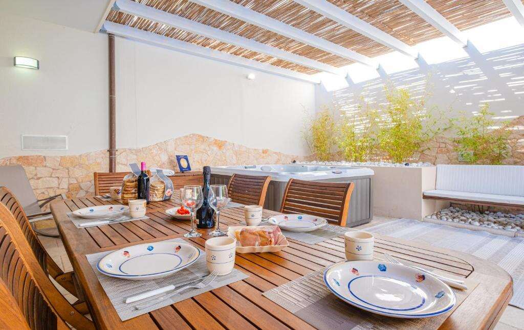 Outdoor dining on the villa patio