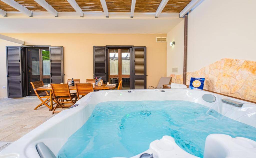 Outdoor jacuzzi at Villa La Tricasina