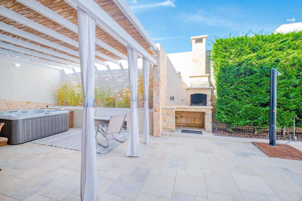 Villa La Tricasina - garden and pool area